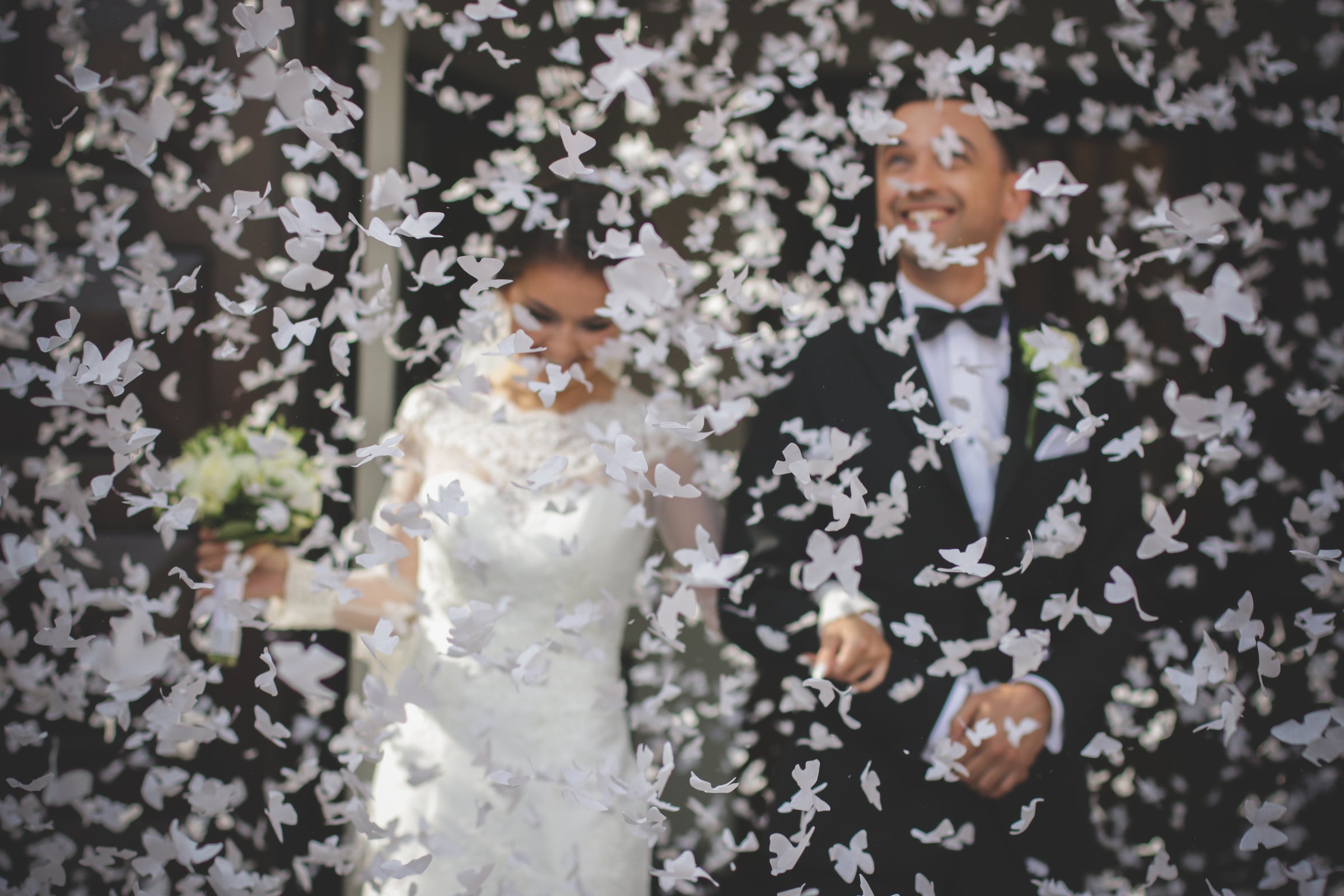 Canon à confettis papillons blancs de 80 cm