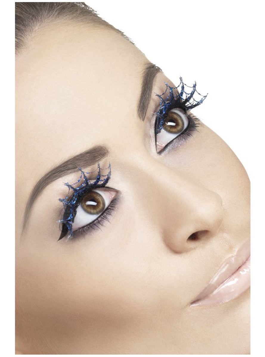 Cils à toile d'araignée bleus