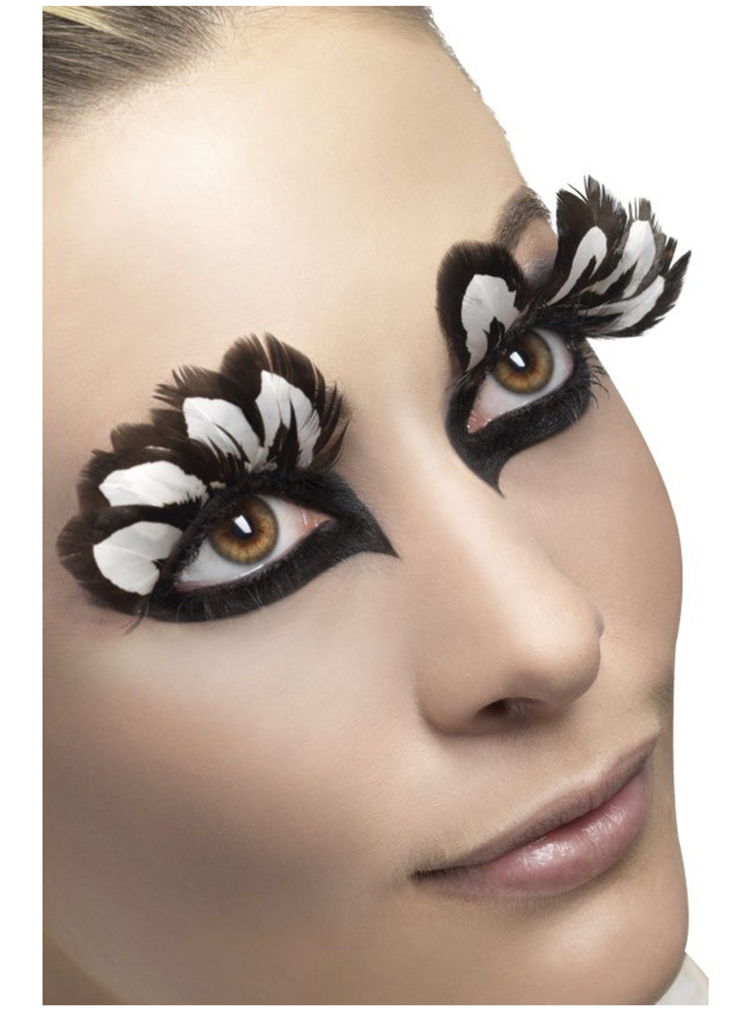Cils avec des plumes noires et blanches