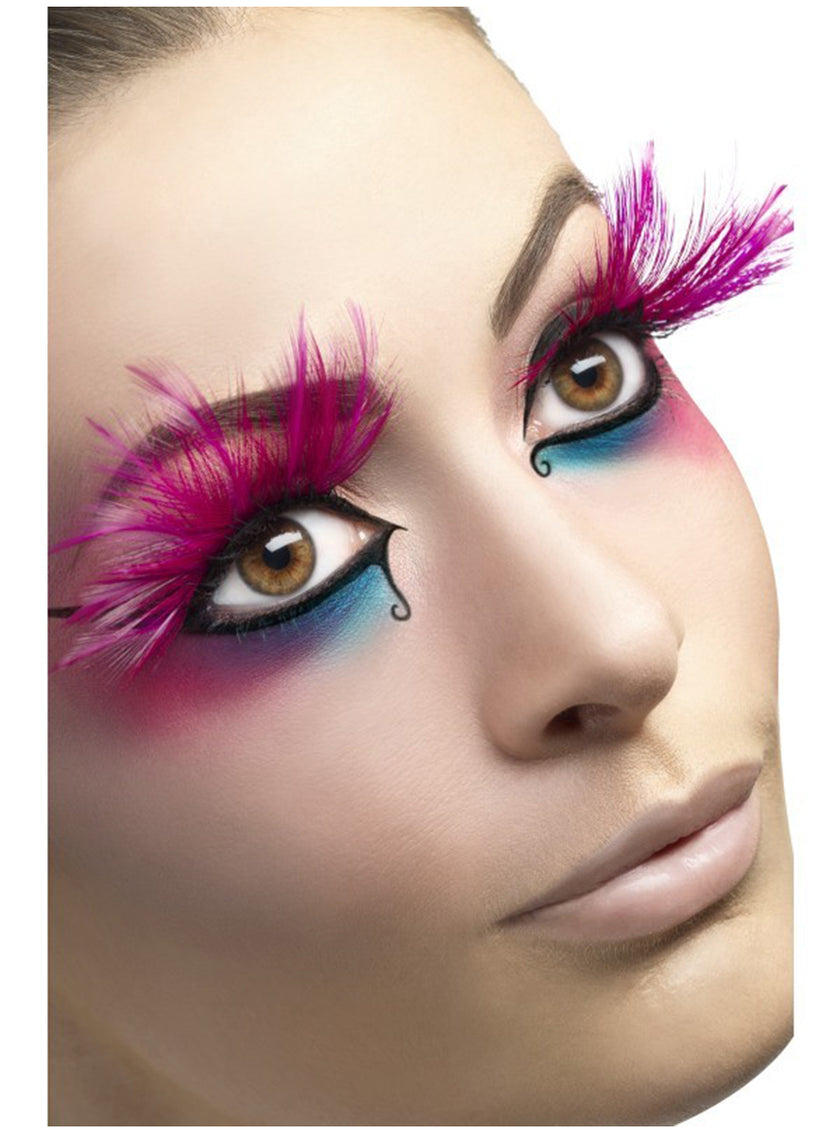 Cils avec des plumes fuscias