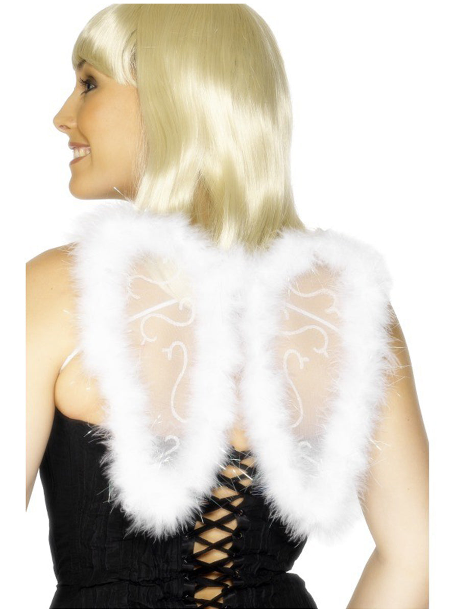 Petites ailes brillantes blanches
