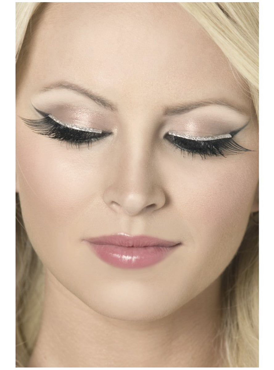 Cils noirs brillant