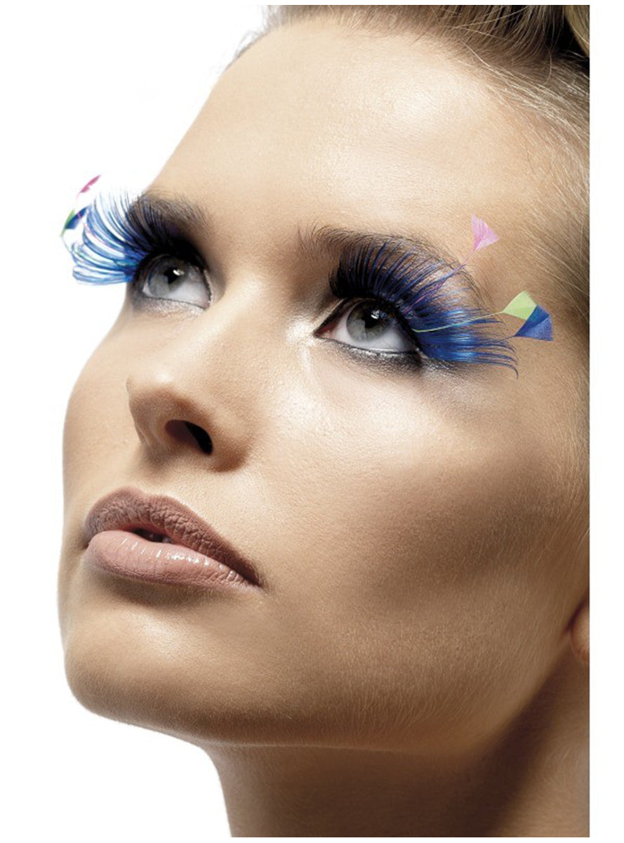 Cils bleus avec des plumes