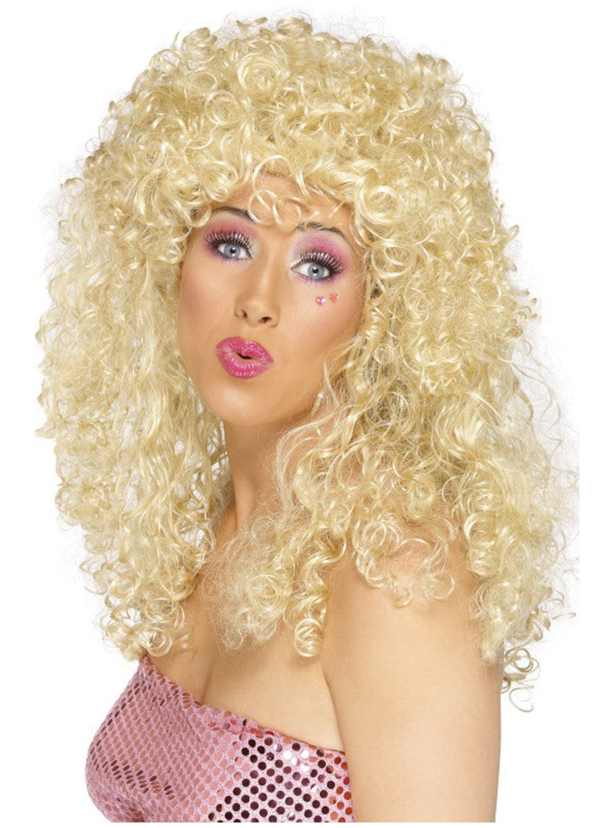 Perruque aux boucles blonde