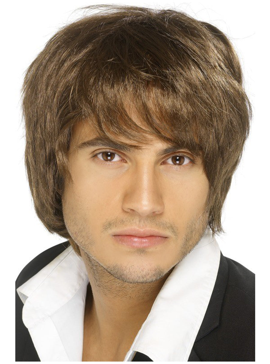 Perruque courte et marron de enfant de groupe de pop