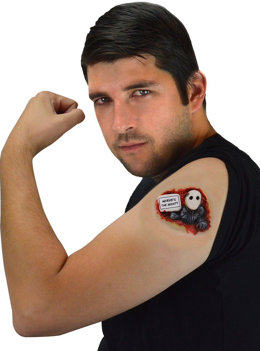 Prothèse zombie sortant de la peau