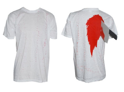t-shirt et couteau ensanglanté
