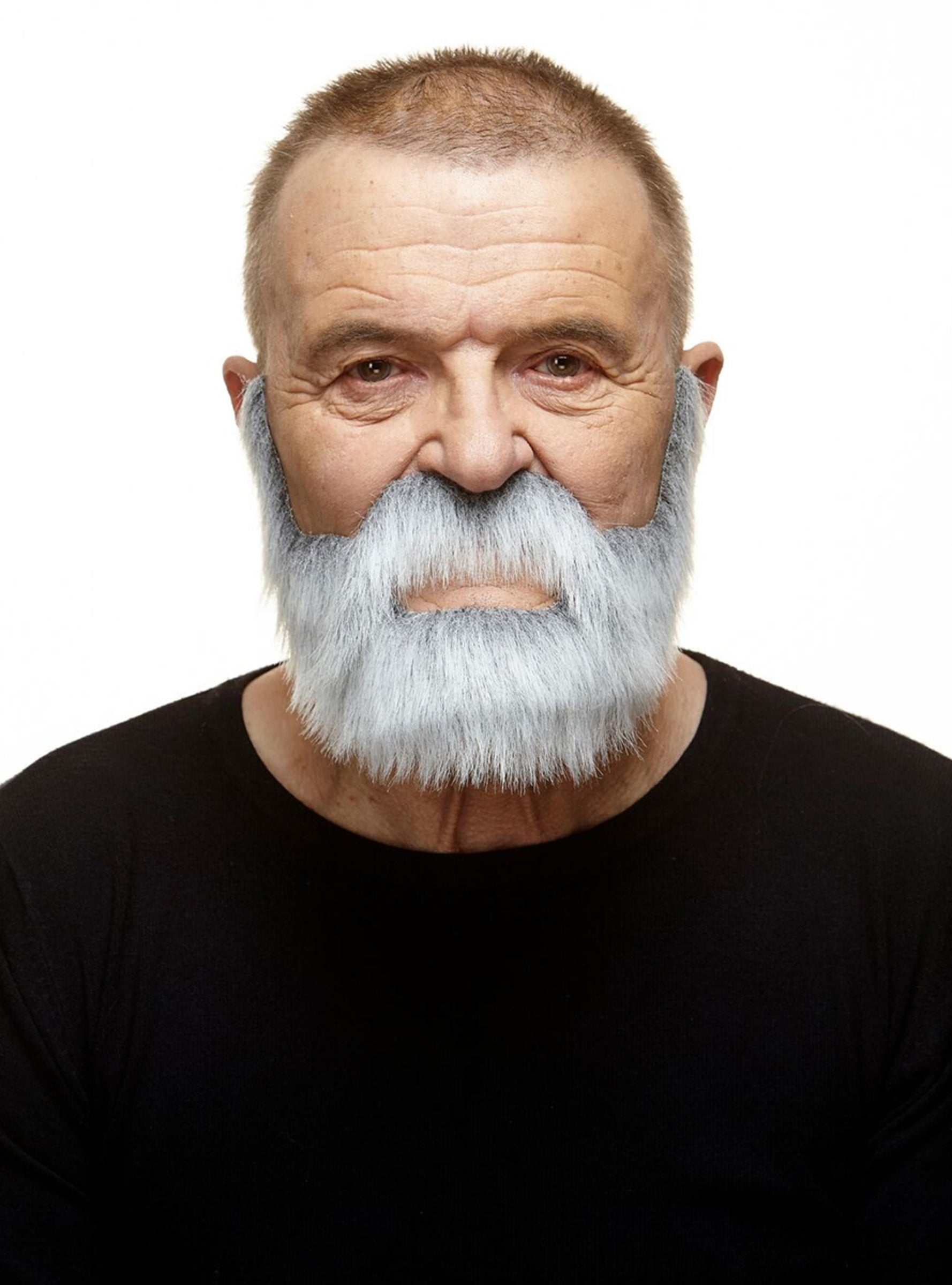 Moustache et barbe bien fournie blanches
